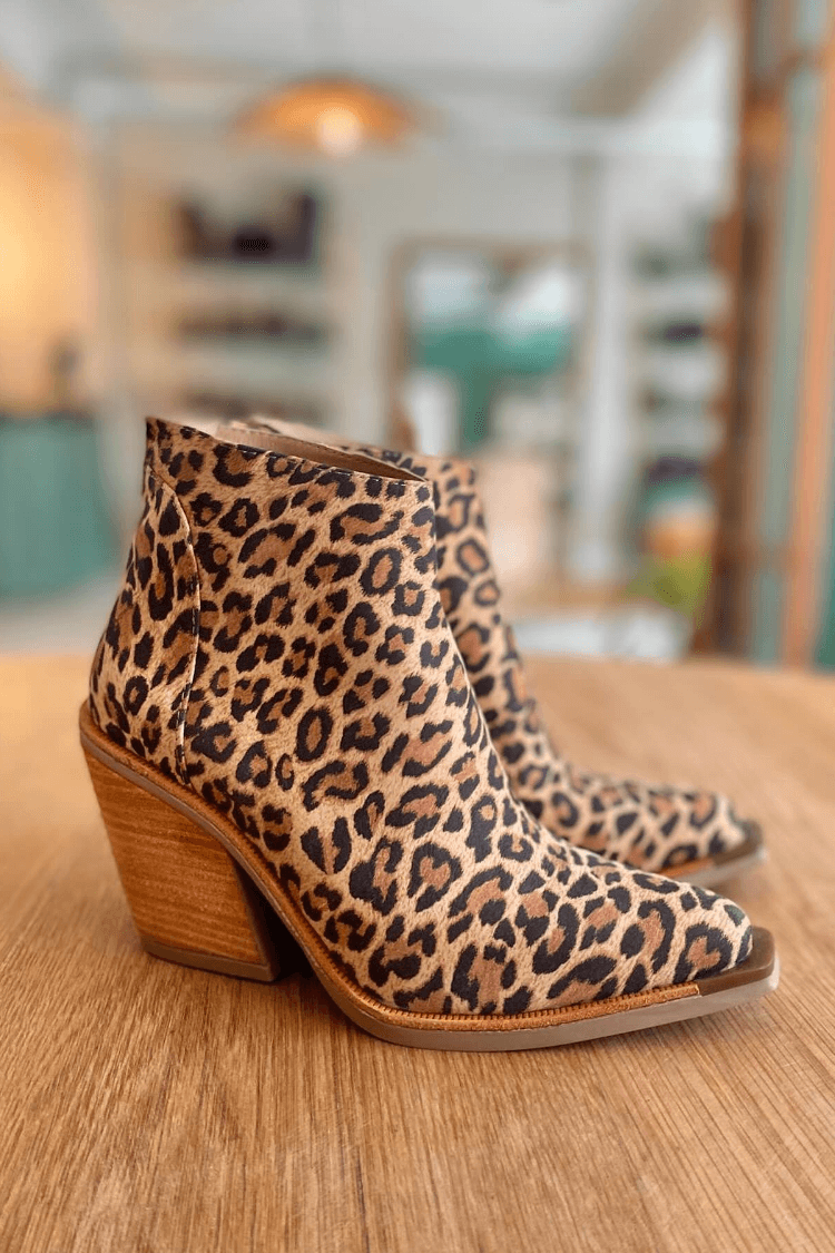 Women's Pointed Toe Cowboy Boots - Bold Western Icon