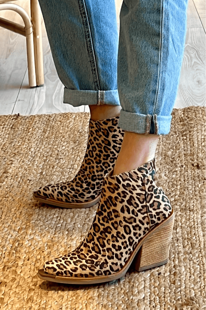 Women's Pointed Toe Cowboy Boots - Bold Western Icon