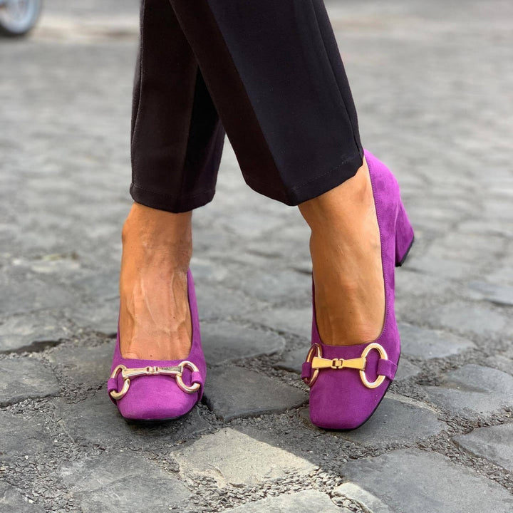 Women's Wide-Heel Pumps with Gold Detail - Elegance and Comfort