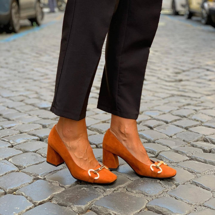 Women's Wide-Heel Pumps with Gold Detail - Elegance and Comfort