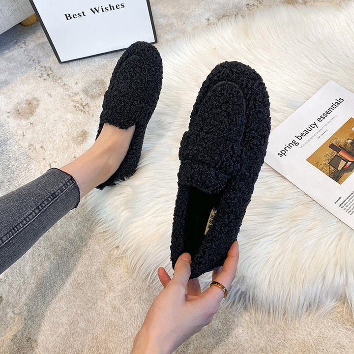 Women's Plush Flat Shoes - Cozy Comfort for Chilly Days