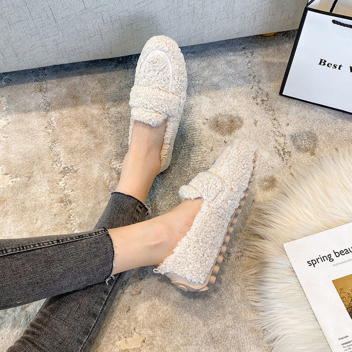 Women's Plush Flat Shoes - Cozy Comfort for Chilly Days