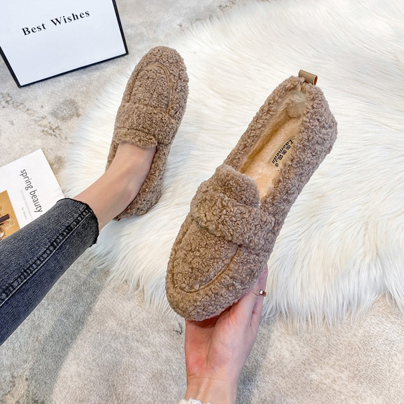 Women's Plush Flat Shoes - Cozy Comfort for Chilly Days
