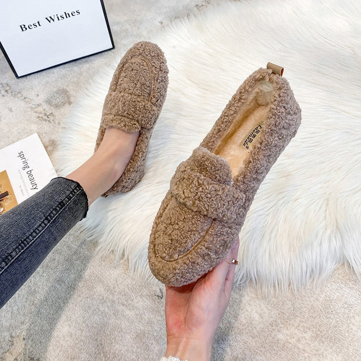 Women's Plush Flat Shoes - Cozy Comfort for Chilly Days