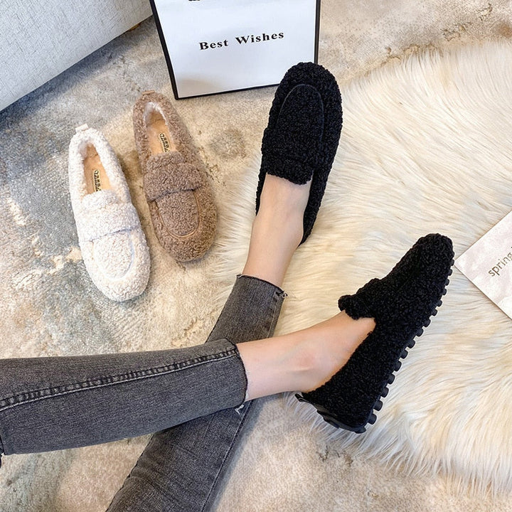 Women's Plush Flat Shoes - Cozy Comfort for Chilly Days